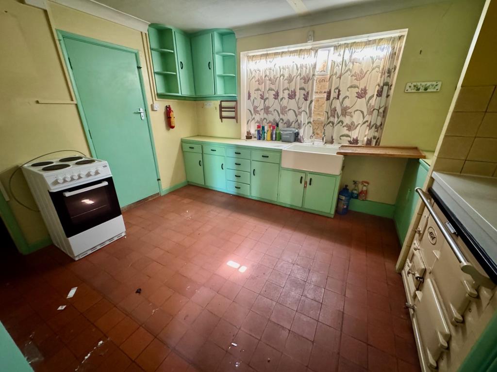 Lot: 8 - DETACHED FARMHOUSE FOR IMPROVEMENT - Kitchen
